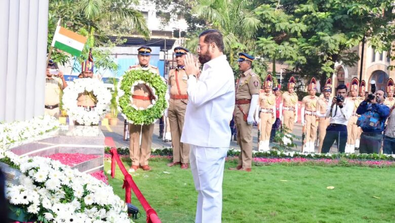 शहीद स्मारकाला पुष्पचक्र अर्पण