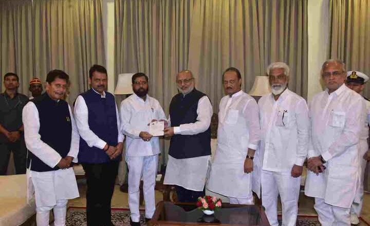 राजभवन येथे आपल्या पदाचा तसेच आपल्या मंत्रिमंडळाचा राजीनामा सादर केला