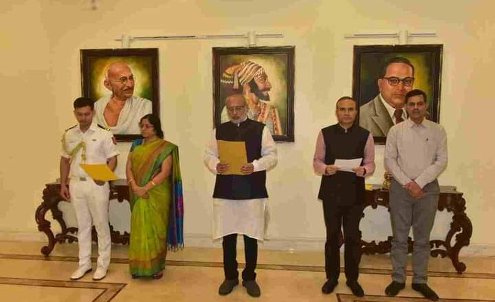 भारतीय संविधानाच्या अमृतमहोत्सवानिमित्त राज्यपाल सी. पी. राधाकृष्णन यांनी राजभवन येथे अधिकारी, कर्मचारी तसेच पोलिसांसमवेत राज्यघटनेच्या उद्देशिकेचे वाचन केले.