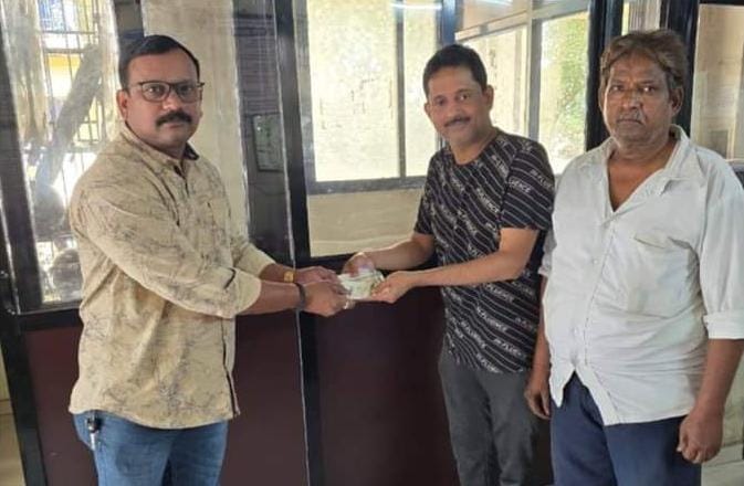 डोंबिवली स्थीत प्रवाशाचे रिक्षा प्रवासादरम्यान ३०,०००/- रु. रोख् रक्कम् असलेली बॅग विसरून गेल्याची तक्रार प्राप्त होताच टिळक नगर पोलिसांनी सीसीटीव्ही फुटेज तपासुन् रिक्षा चालकाशी  संपर्क साधून सदर बॅग ताब्यात घेऊन तक्रारदार यांना सुपूर्द केली.