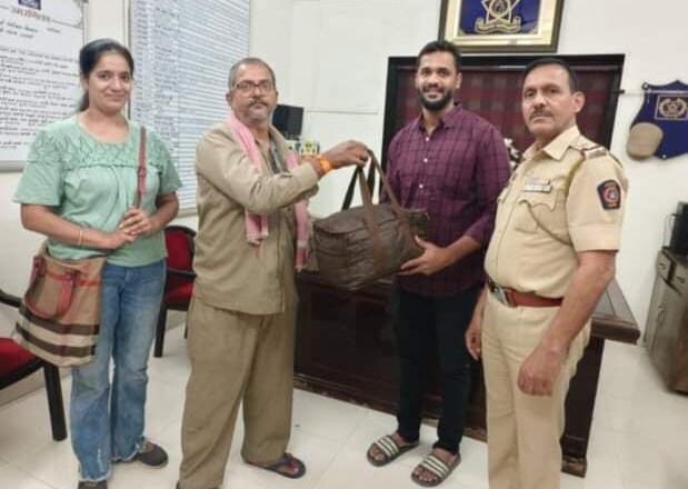 ठाणे स्टेशन ते मुलुंड असे रिक्षा प्रवासादरम्यान हृदयरोग उपचाराकरिता वापरण्यात येणारी बायपॅक मशीन असलेली बॅग विसरून गेल्याची तक्रार प्राप्त होताच घटनेचे गांभीर्य ओळखून कोपरी पोलीस ठाणेकडून रिक्षा चालकाचा अथक प्रयत्नाअंती शोध घेऊन ती सुपूर्द केल्याने तक्रारदाराने पोलिसांचे आभार मानले.