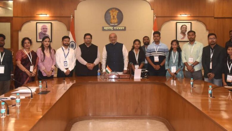 ‘एक भारत श्रेष्ठ भारत’ उपक्रमाअंतर्गत ‘युवा संगम’ कार्यक्रमाचा भाग म्हणून आयआयटी भुवनेश्वर तसेच ओडिशा येथील इतर राष्ट्रीय संस्थांमधील विद्यार्थी महाराष्ट्र भेटीवर आले असून आज या विद्यार्थी सदस्यांनी राज्यपाल सी पी राधाकृष्णन यांची राजभवन मुंबई येथे सदिच्छा भेट घेऊन त्यांचेशी संवाद साधला. मुंबई भेटीचे आयोजन व समन्वय आयआयएम मुंबई या संस्थेतर्फे करण्यात आला.