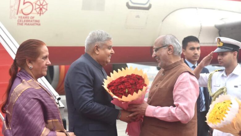 केंद्रीय कापूस प्रौद्योगिकी संशोधन केंद्राच्या शताब्दी समारोहाला उपस्थित राहण्यासाठी भारताचे उपराष्ट्रपती जगदीप धनखड यांचे पत्नी डॉ सुदेश धनखड यांचेसह मुंबई येथे आगमन