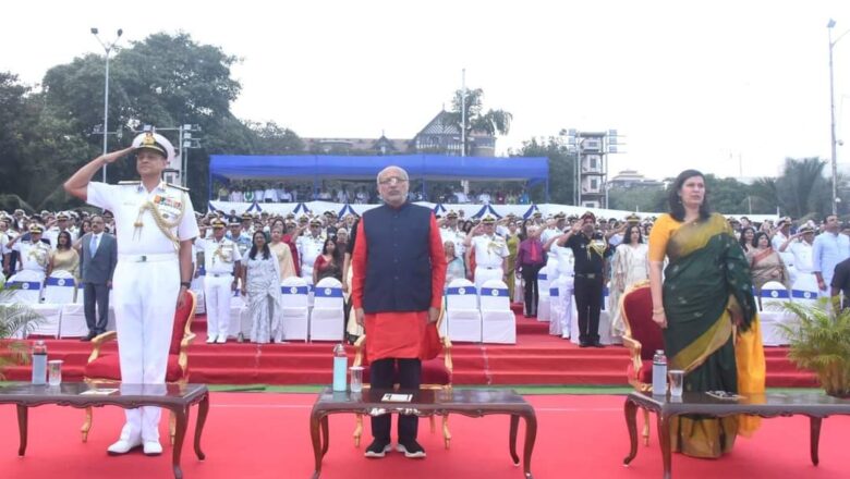 नौसेना दिनानिमित्त भारतीय नौदलाच्या पश्चिम विभाग मुख्यालयातर्फे गेट वे ऑफ इंडिया येथे आयोजित ‘बिटींग रिट्रीट’ आणि ‘टॅटू सेरेमनी’ समारोह