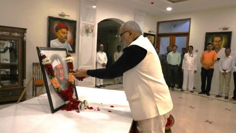 भारताचे माजी कृषिमंत्री डॉ. पंजाबराव देशमुख यांच्या जयंतीनिमित्त राज्यपाल सी. पी. राधाकृष्णन यांनी राजभवन येथे त्यांच्या प्रतिमेला पुष्पांजली वाहून अभिवादन केले – गर्वनर सी. पी. राधाकृष्णन