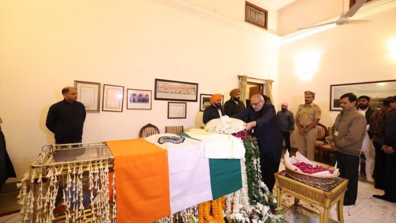 राज्यपाल सी पी राधाकृष्णन यांनी आज देशाचे माजी पंतप्रधान डाॅ. मनमोहन सिंग यांच्या पार्थिवाचे नवी दिल्ली येथे अंत्यदर्शन घेतले व त्यांना आपली श्रद्धांजली अर्पण केली.