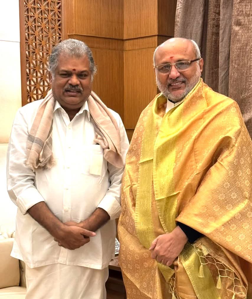 माजी केंद्रीय मंत्री आणि सध्या राज्यसभा सदस्य असलेल्या जी. के. वासन यांनी आज महाराष्ट्राचे राज्यपाल सी. पी. राधाकृष्णन यांची महाराष्ट्र सदन, नवी दिल्ली येथे सदिच्छा भेट घेतली.