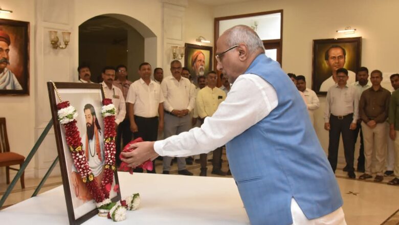 बसंत रोहिदास महाराज यांच्या जयंतीनिमित्त राज्यपाल सी. पी. राधाकृष्णन यांनी राजभवन येथे त्यांच्या प्रतिमेला पुष्पांजली वाहून अभिवादन केले. यावेळी राजभवनातील अधिकारी व कर्मचारी उपस्थित होते.